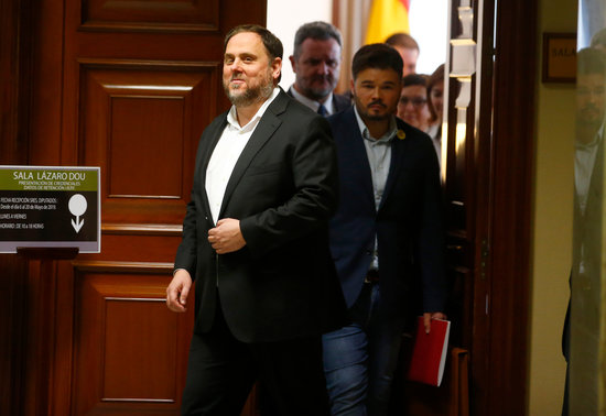Oriol Junqueras enters parliament accompanied by fellow Esquerra MP Gabriel Rufián